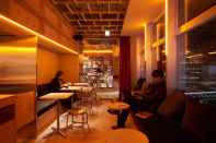 Bar, Cafe and Lounge Book & Bed Tokyo Shinjuku - Hostel