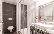 In-room Bathroom 6 Bavaria Hotel Superior