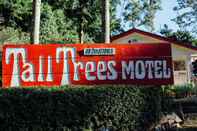 Exterior Tall Trees Motel