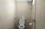 Toilet Kamar 2 Tri Hita Karana House - Hostel