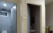 In-room Bathroom 5 HOOD - Hostel