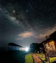 Bangunan 4 9 Huts on a Hill