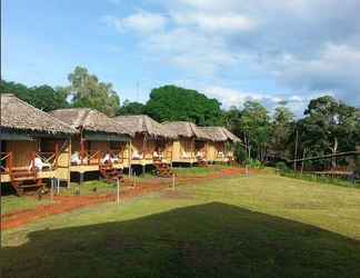 Exterior 2 9 Huts on a Hill