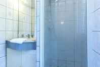 In-room Bathroom Montmartre Apartments - Monet