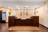 Lobi Comfort Inn & Suites