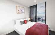 Kamar Tidur 4 Ocean Views St Kilda Apartment by Ready Set Host