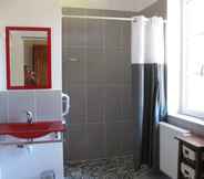 Toilet Kamar 2 Le Manoir de Briquedalles