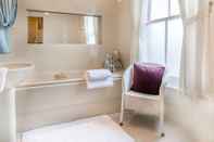 In-room Bathroom Creston Villa Guest House