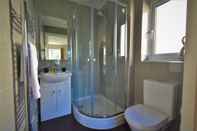 In-room Bathroom Heathrow Living Serviced Apartments by Ferndale