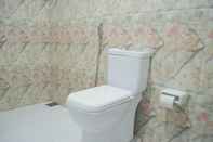 Toilet Kamar On The Rock Hotel