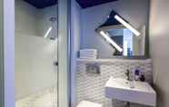 In-room Bathroom 5 ibis budget Paris Clichy Mairie