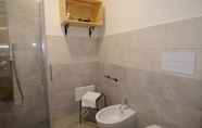 Toilet Kamar 4 Terry's House