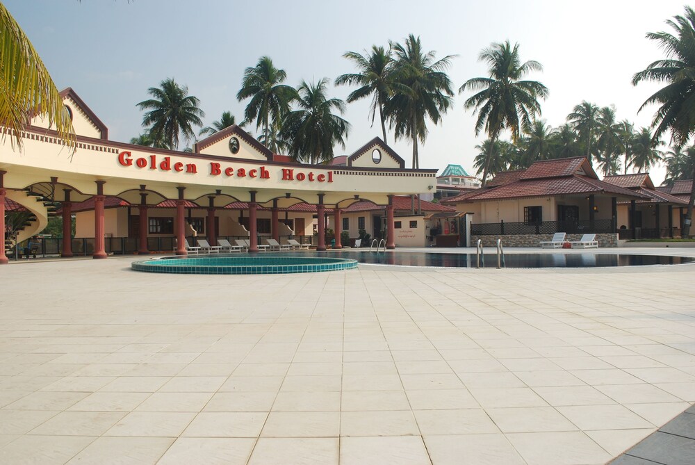 Kolam Renang Golden Beach Resort Hotel