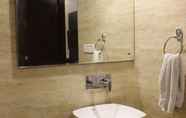 In-room Bathroom 3 Hotel Gauranga Inn