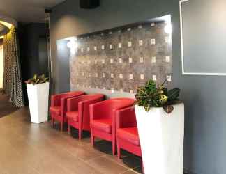 Lobby 2 Standing Hôtel Suites by Actisource