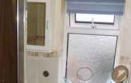 Toilet Kamar 6 Double room in welcoming home