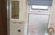 Toilet Kamar 6 Double room in welcoming home