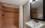 ห้องน้ำภายในห้อง 4 Hawthorn Suites by Wyndham Kissimmee Gateway