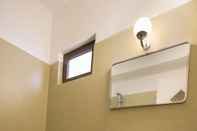 In-room Bathroom Pefkides Aegina Boutique Apartments