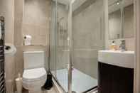 In-room Bathroom The Norfolk Maisonette - Lovely 4BDR Mews Home in Paddington