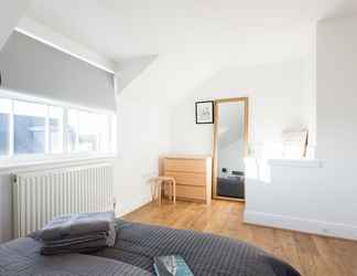 Bedroom 2 The Blue Compass - Modern & Central 4BDR Townhouse with Garden