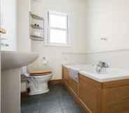 In-room Bathroom 6 The Great Clarendon Lodge - Large & Stylish 4BDR Home in Jericho