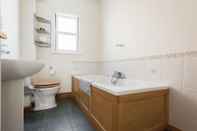 In-room Bathroom The Great Clarendon Lodge - Large & Stylish 4BDR Home in Jericho