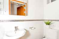 In-room Bathroom The Southwick Sanctuary - Large & Modern 6BDR Home with Private Terrace