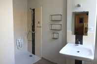 In-room Bathroom L'auberge de Treigny - Hostel