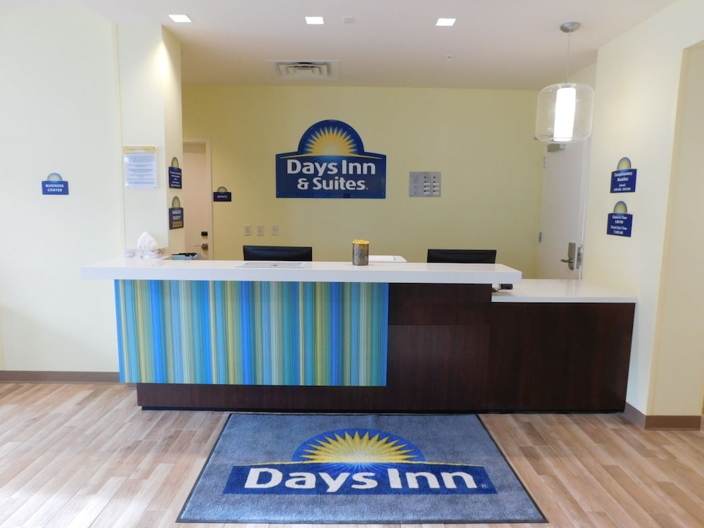 Lobby 4 Days Inn & Suites by Wyndham Kearney