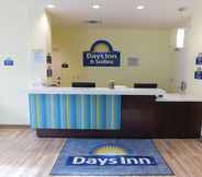 Lobi 4 Days Inn & Suites by Wyndham Kearney