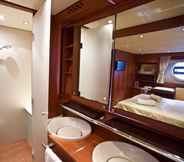 In-room Bathroom 6 Italy Luxury Yacht Charter