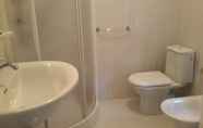 Toilet Kamar 7 Bed and Breakfast Peverello