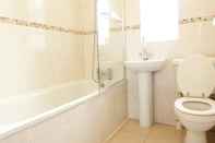 In-room Bathroom SS Property Hub - Canary Wharf Family Apartment