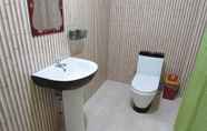 Toilet Kamar 3 MOPE Beach Resort