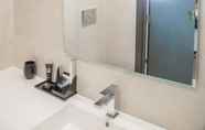 In-room Bathroom 6 MeraPrime Gold Design Hotel