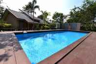 Swimming Pool Mamaungpaa Hillside Resort