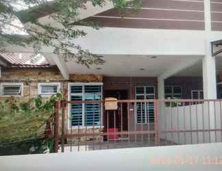 Bên ngoài 2 Alya Homestay