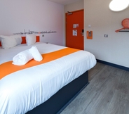 Bedroom 4 easyHotel Glasgow