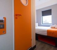 Bedroom 7 easyHotel Glasgow