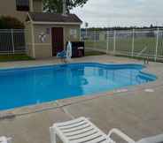 Swimming Pool 7 SureStay Plus Hotel by Best Western Auburn