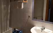 In-room Bathroom 4 Posada Campo de Suances - Adults Only