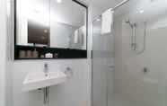 In-room Bathroom 4 Accommodate Canberra - Indigo