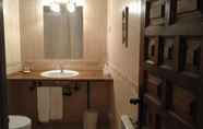 In-room Bathroom 2 Hostal Rural Cumbres de Castilla