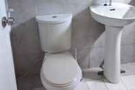 Toilet Kamar Alma's Guesthouse