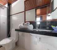 Toilet Kamar 4 Happy Hotel Praia Azul