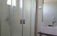 In-room Bathroom 5 Hostal Nevandi