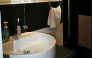 Toilet Kamar 4 Apartment-Hotel Zur Helme