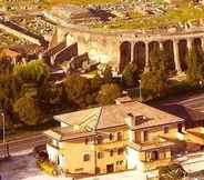 Nearby View and Attractions 2 Albergo Teatro Romano