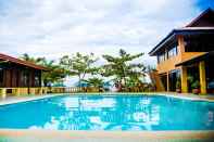 Kolam Renang Canoe Beach Resort